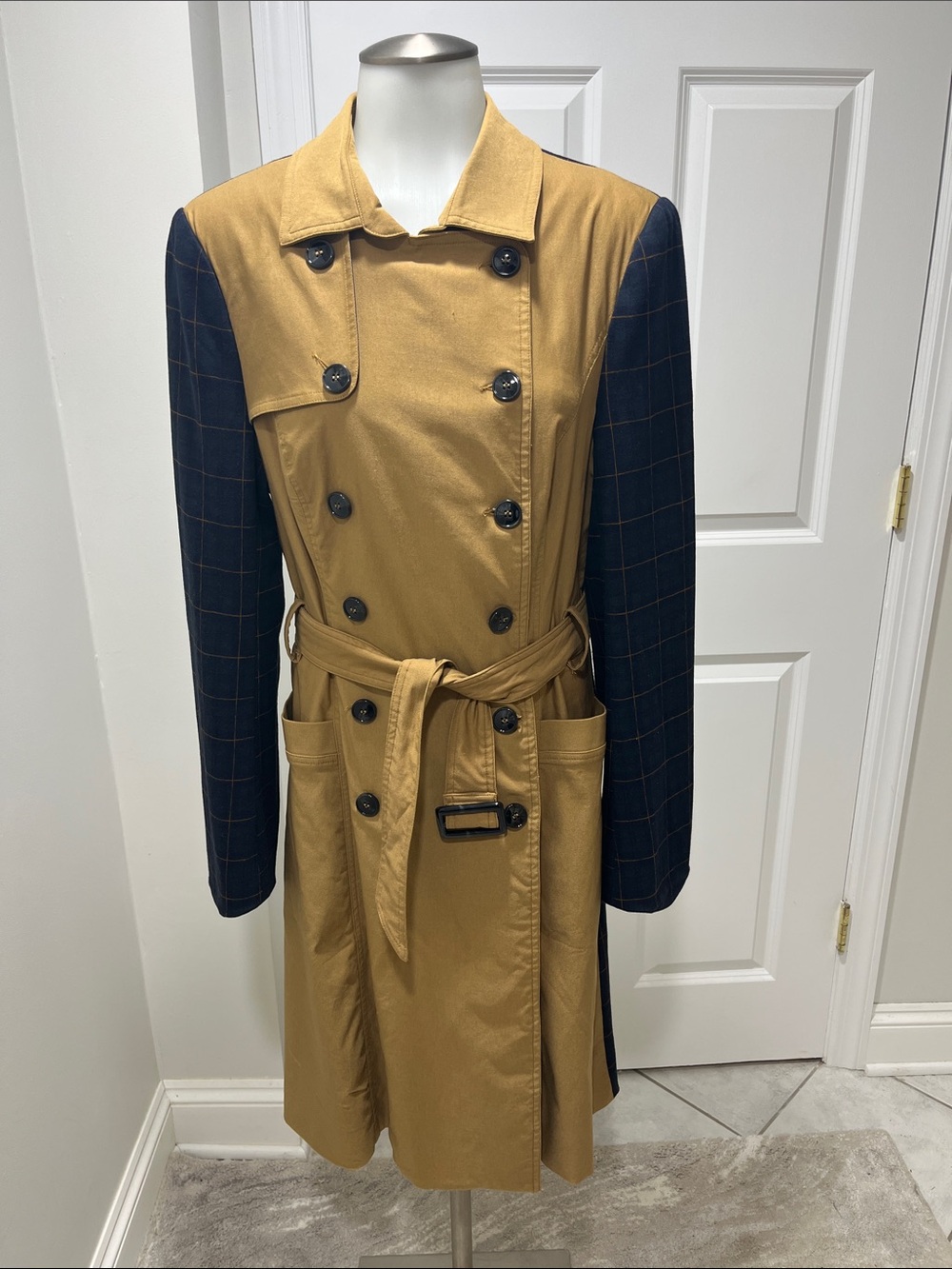 Harlyn trench coat- tan with navy plaid. Pls review details re: size! Sz L.